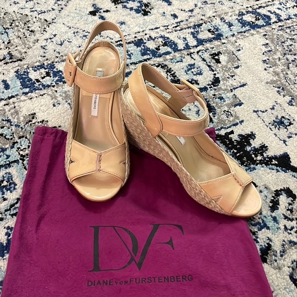 Diane von Furstenberg Nude Sudan Patent Wedge Espadrilles Sandals sz 8.5M - Picture 2 of 16